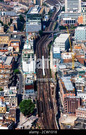 London, Großbritannien, 13. Juli 2013 : Luftaufnahme eines Zuges, der auf der Eisenbahninfrastruktur im Herzen der Stadt an der London Bridge fährt Stockfoto