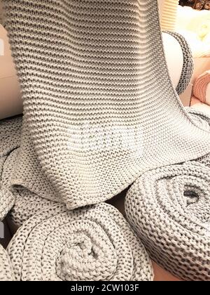 Natürliche gestrickte Wolle Baumwolle Stoff gerollt Deckelhintergrund. Stockfoto