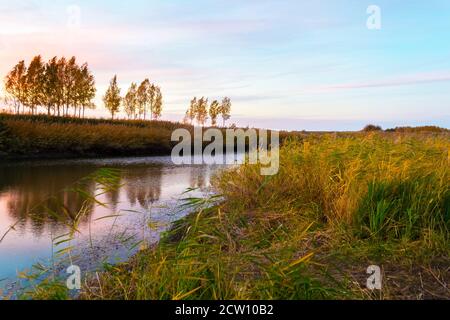 Schöner Sonnenuntergang mit herrlichem Himmel über dem Fluss. Querformat Stockfoto