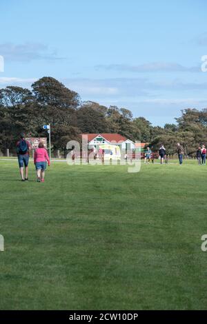 Ein Paar mittleren Alters in kurzen Hosen, das auf dem Gras hin läuft Sewerby Hall in Bridlington East Yorkshire Stockfoto