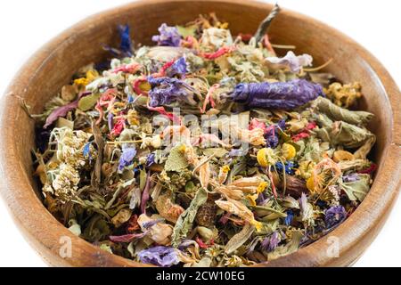 Holzschale mit Potpourri aus getrockneten Blumen und Blättern. Stockfoto