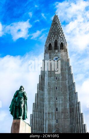 Die Hallgrimskirkja Kirche und die Statue des Entdeckers Leif Erikson davor. Reykjavik, Island Stockfoto