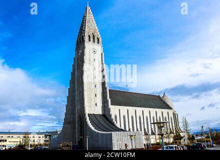 Hallgrimskirkja (Kirche von Hallgrimur) ist eine lutherische (Kirche von Island) Pfarrkirche in der Reykjavik, Island. Stockfoto