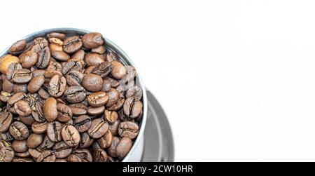 Eine Menge Kaffeebohnen in einem Metall-Kaffeemühle Auf weißem Hintergrund Stockfoto