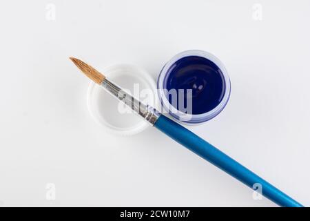 Gläser mit farbiger Farbe für Kreativität auf weißem Hintergrund Stockfoto