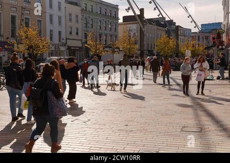 Cork, Irland. September 2020. Einkäufer strömen nach Cork City. Shopper füllten die Stadt heute, um das schöne Wetter zu genießen und in einigen Last-Minute-Shopping, wie viele Angst vor der Möglichkeit einer anderen Sperre nach unten als Covid-19 Fälle Leeside Aufstieg. Kredit: Damian Coleman/Alamy Live Nachrichten Stockfoto