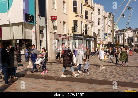 Cork, Irland. September 2020. Einkäufer strömen nach Cork City. Shopper füllten die Stadt heute, um das schöne Wetter zu genießen und in einigen Last-Minute-Shopping, wie viele Angst vor der Möglichkeit einer anderen Sperre nach unten als Covid-19 Fälle Leeside Aufstieg. Kredit: Damian Coleman/Alamy Live Nachrichten Stockfoto