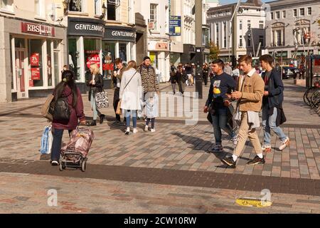 Cork, Irland. September 2020. Einkäufer strömen nach Cork City. Shopper füllten die Stadt heute, um das schöne Wetter zu genießen und in einigen Last-Minute-Shopping, wie viele Angst vor der Möglichkeit einer anderen Sperre nach unten als Covid-19 Fälle Leeside Aufstieg. Kredit: Damian Coleman/Alamy Live Nachrichten Stockfoto