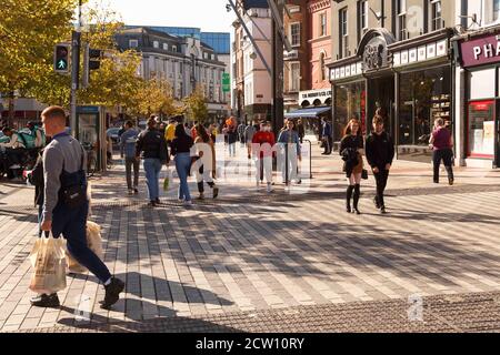 Cork, Irland. September 2020. Einkäufer strömen nach Cork City. Shopper füllten die Stadt heute, um das schöne Wetter zu genießen und in einigen Last-Minute-Shopping, wie viele Angst vor der Möglichkeit einer anderen Sperre nach unten als Covid-19 Fälle Leeside Aufstieg. Kredit: Damian Coleman/Alamy Live Nachrichten Stockfoto