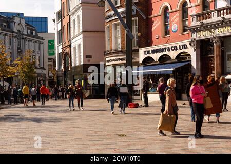 Cork, Irland. September 2020. Einkäufer strömen nach Cork City. Shopper füllten die Stadt heute, um das schöne Wetter zu genießen und in einigen Last-Minute-Shopping, wie viele Angst vor der Möglichkeit einer anderen Sperre nach unten als Covid-19 Fälle Leeside Aufstieg. Kredit: Damian Coleman/Alamy Live Nachrichten Stockfoto