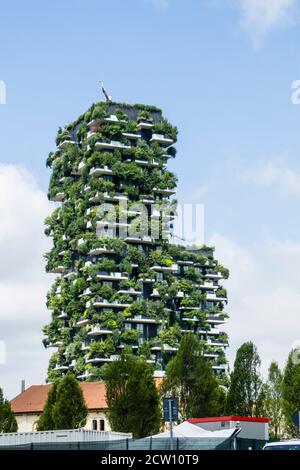 Moderne, futuristische Gebäude namens Vertical Wood in Mian. Stockfoto