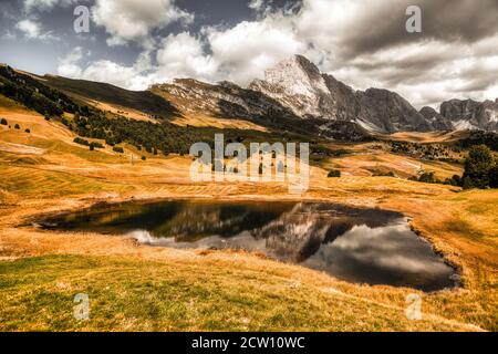 Landschaft von Heiligem See und Seceda im Naturpark Puez-Geisler in den Dolomiten, Südtirol - Italien Stockfoto