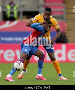 Wilfried Zaha (links) von Crystal Palace und Yerry Mina von Everton kämpfen während des Premier League-Spiels im Selhurst Park, London, um den Ball. Stockfoto