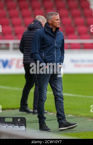 NORTHAMPTON, ENGLAND. 26. SEPTEMBER 2020, Northampton Town's Manager Keith Curle während der ersten Hälfte der Sky Bet League One Spiel zwischen Northampton Town und Hull City im PTS Academy Stadium, Northampton am Samstag 26. September 2020. (Kredit: John Cripps - MI News) Kredit: MI Nachrichten & Sport /Alamy Live Nachrichten Stockfoto