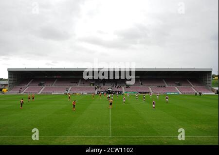 Ein allgemeiner Blick auf die Spielaktion während des Sky Bet League Two-Spiels im Sixfields Stadium, Northampton. Stockfoto