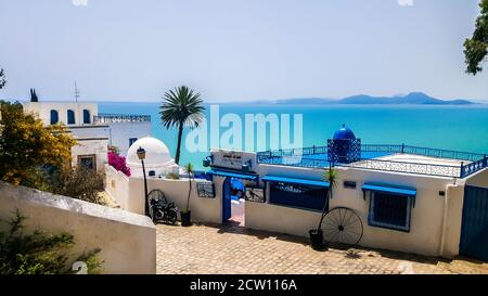 Berühmtes Café in der totaly blau und weiß Stadt in Sidi Bou Said, Tunesien Stockfoto