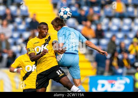 BREDA, Niederlande, 26-09-2020, Fußball, Rat leghstadion, niederländische Jupiler Liga, Saison 2018/2019, NAC Spieler Dion Malone (L), Jong PSV Spieler Mathias Kjolo (R) während des Spiels NAC - Jong PSV Stockfoto