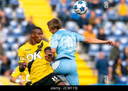 BREDA, Niederlande, 26-09-2020, Fußball, Rat leghstadion, niederländische Jupiler Liga, Saison 2018/2019, NAC Spieler Dion Malone (L), Jong PSV Spieler Mathias Kjolo (R) während des Spiels NAC - Jong PSV Stockfoto