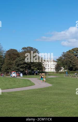 Vorderansicht der Sewerby Hall in der Nähe von Bridlington, East Yorkshire an einem sonnigen Tag im Jahr 2020 Stockfoto