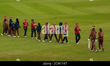 Spieler beider Teams begrüßen sich nach dem dritten Vitality IT20-Spiel im Incora County Ground, Derby. Stockfoto