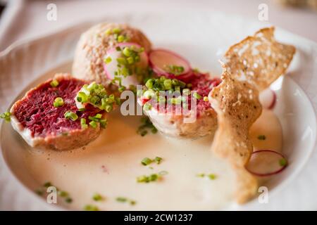 Schüssel mit traditionellen Canederli Gericht von Norditalien Stockfoto