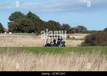 Mann im Golfwagen auf Bridlington Golf Links in der Nähe von Sewerby Hall, East Yorkshire. Stockfoto