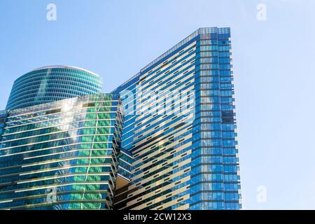 MOSKAU - 10. JULI 2019: Low-Angle-Ansicht von Moskau-Stadt Wolkenkratzer, Russland. Moskau-City ist ein Geschäftsviertel im Zentrum von Moskau. Stockfoto