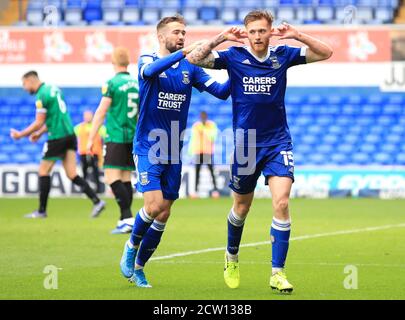 Teddy Wilson (rechts) von Ipswich Town feiert das erste Tor seiner Spieleseite während des Sky Bet League One Matches in der Portman Road, Ipswich. Stockfoto