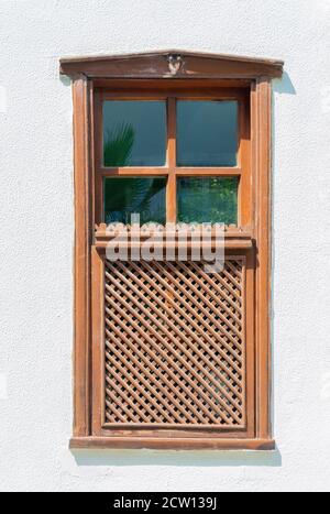 Schönes Holzfenster an der Zementwand Stockfoto