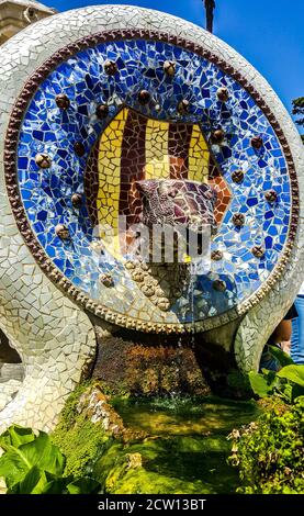 Der Schlangenkopf auf der Drachentreppe im Guell Park in Barcelona, Spanien Stockfoto