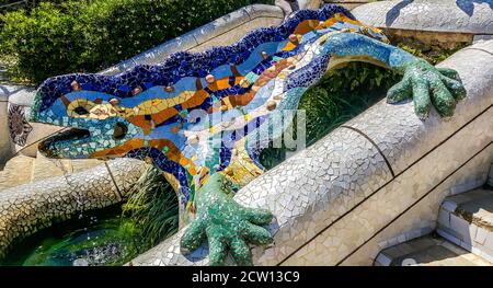 Mehrfarbiger Mosaik-Salamander 'el drac' (der Drache), am Haupteingang im Park Güell. Barcelona, Spanien Stockfoto