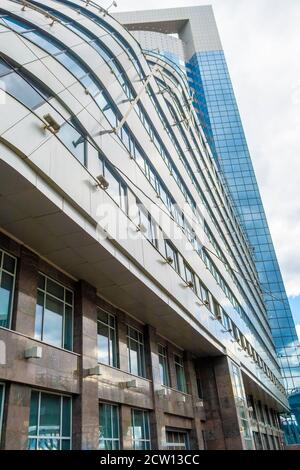 MOSKAU - 10. JULI 2019: Low-Angle-Ansicht von Moskau-Stadt Wolkenkratzer, Russland. Moskau-City ist ein Geschäftsviertel im Zentrum von Moskau. Stockfoto
