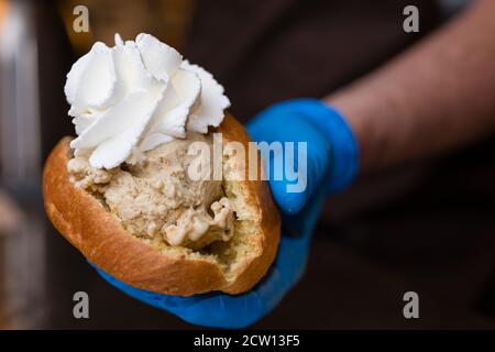 Handwerkliche Zubereitung von klassischem italienischem Maritozzo, süßem Brötchen, Eiseis und Schlagsahne. Stockfoto