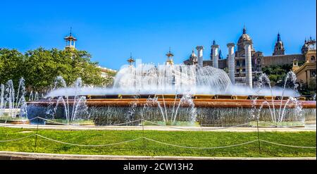 Magischer Brunnen vor dem Nationalen Kunstmuseum von Katalonien (Museu Nacional d'Art de Catalunya). Barcelona, Spanien Stockfoto