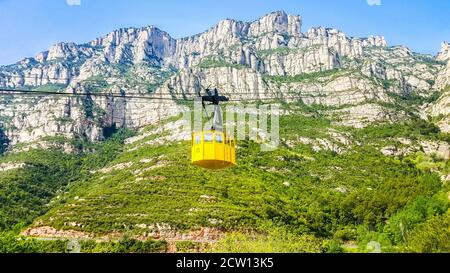 Gelbe Kabinenbahn zum Montserrat Kloster, Barcelona, Spanien Stockfoto