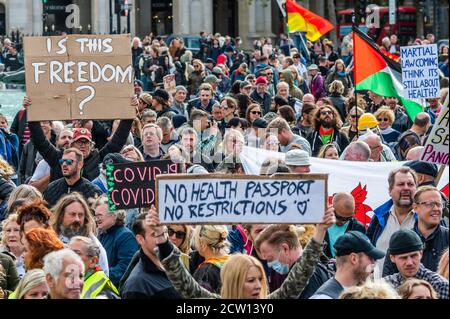 London, Großbritannien. September 2020. Covid Hoax, aufstehen aufstehen Protest, gegen Impfungen, 5G und andere Fragen, auf Trafalgar Square. Abgesehen davon, dass es ein Schwindel ist, glauben die Menge und die Sprecher, dass der Virus eine Möglichkeit ist, die Massen zu kontrollieren und ihre Freiheiten zu nehmen. Kredit: Guy Bell/Alamy Live Nachrichten Stockfoto