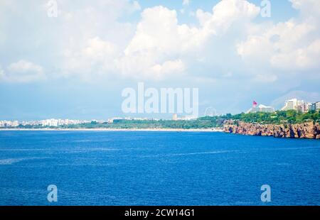 Panoramablick auf Antalya und das Mittelmeer in der Türkei Im Sommer Tag Stockfoto