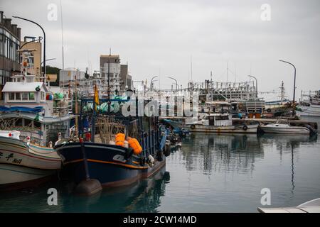 Guihou Hafen, TAIWAN - Jan, 2020: "Guihou Fischerhafen" ist ein malerisches kleines Fischerdorf des Freizeittourismus an der Nordküste. Reisende ca. Stockfoto