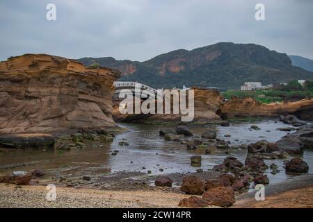 YEHLIU GEOPARK, TAIPEI, TAIWAN. Einzigartige geologische Formationen, darunter der ikonische "Queen's Head", der Gefahr läuft, geköpft zu werden. Das Hotel ist wie Stockfoto