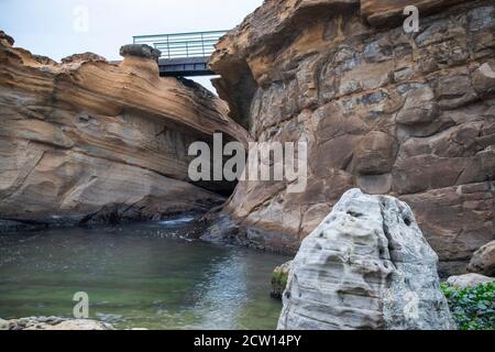 YEHLIU GEOPARK, TAIPEI, TAIWAN. Einzigartige geologische Formationen, darunter der ikonische "Queen's Head", der Gefahr läuft, geköpft zu werden. Das Hotel ist wie Stockfoto