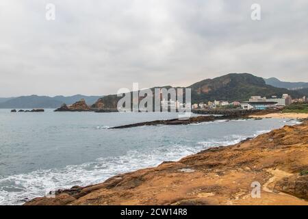 YEHLIU GEOPARK, TAIPEI, TAIWAN. Einzigartige geologische Formationen, darunter der ikonische "Queen's Head", der Gefahr läuft, geköpft zu werden. Das Hotel ist wie Stockfoto