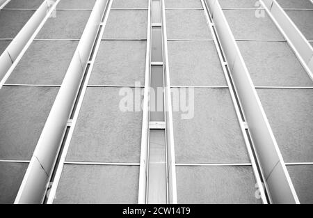 Gebäudewand in monochromer Farbe - Ansicht von unten Stockfoto