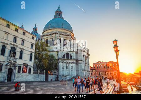 Venedig, Italien, 13. September 2019: Menschen Touristen zu Fuß auf fondamenta Damm in der Nähe der Basilika Santa Maria della Salute katholische Kirche auf Punta della Dogana auf und Pier des Canal Grande, Italien Stockfoto