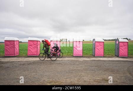 Dannenrod, Deutschland. September 2020. Mehrere mobile Toiletten befinden sich im Demo-Camp. Aktivisten demonstrieren gegen die geplante Erweiterung der A49 und für die Erhaltung des Dannenröder Waldes, der dem geplanten Ausbau zum Opfer fallen würde. Die Aktivisten haben im betroffenen Waldgebiet mehrere Hüttendörfer gebaut und blockieren die Forststraßen. Quelle: Andreas Arnold/dpa/Alamy Live News Stockfoto