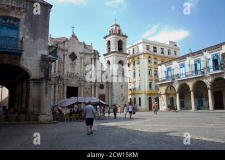Kathedrale Von Havanna. Catedral de Cristobal, Alt-Havanna, Kuba, zeigt die Plaza Catedral und ein Restaurant davor. Stockfoto