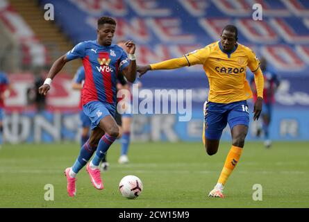 Wilfried Zaha (links) von Crystal Palace und Abdoulaye Doucour von Everton kämpfen während des Premier League-Spiels im Selhurst Park, London, um den Ball. Stockfoto