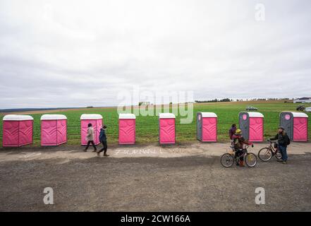 Dannenrod, Deutschland. September 2020. Mehrere mobile Toiletten befinden sich im Demo-Camp. Aktivisten demonstrieren gegen die geplante Erweiterung der A49 und für die Erhaltung des Dannenröder Waldes, der dem geplanten Ausbau zum Opfer fallen würde. Die Aktivisten haben im betroffenen Waldgebiet mehrere Hüttendörfer gebaut und blockieren die Forststraßen. Quelle: Andreas Arnold/dpa/Alamy Live News Stockfoto