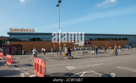 Taplow, Maidenhead, Berkshire, Großbritannien. Mai 2020. Warteschlangen vor Sainbury's Supermarkt in Taplow, Maidenhead, Berkshire heute Morgen. Schlangen wachsen in Supermärkten, da die Menschen während der Coronavirus-Sperre sicherer zu werden scheinen, in große Supermärkte zurückzukehren. Quelle: Maureen McLean/Alamy Stockfoto