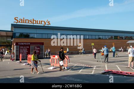 Taplow, Maidenhead, Berkshire, Großbritannien. Mai 2020. Warteschlangen vor Sainbury's Supermarkt in Taplow, Maidenhead, Berkshire heute Morgen. Schlangen wachsen in Supermärkten, da die Menschen während der Coronavirus-Sperre sicherer zu werden scheinen, in große Supermärkte zurückzukehren. Quelle: Maureen McLean/Alamy Stockfoto