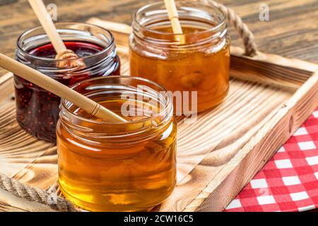 Verschiedene Fruchtmarmelade Marmeladen in Gläsern Draufsicht. Honig, Aprikosenmarmelade und Erdbeermarmelade in Gläsern. Stockfoto